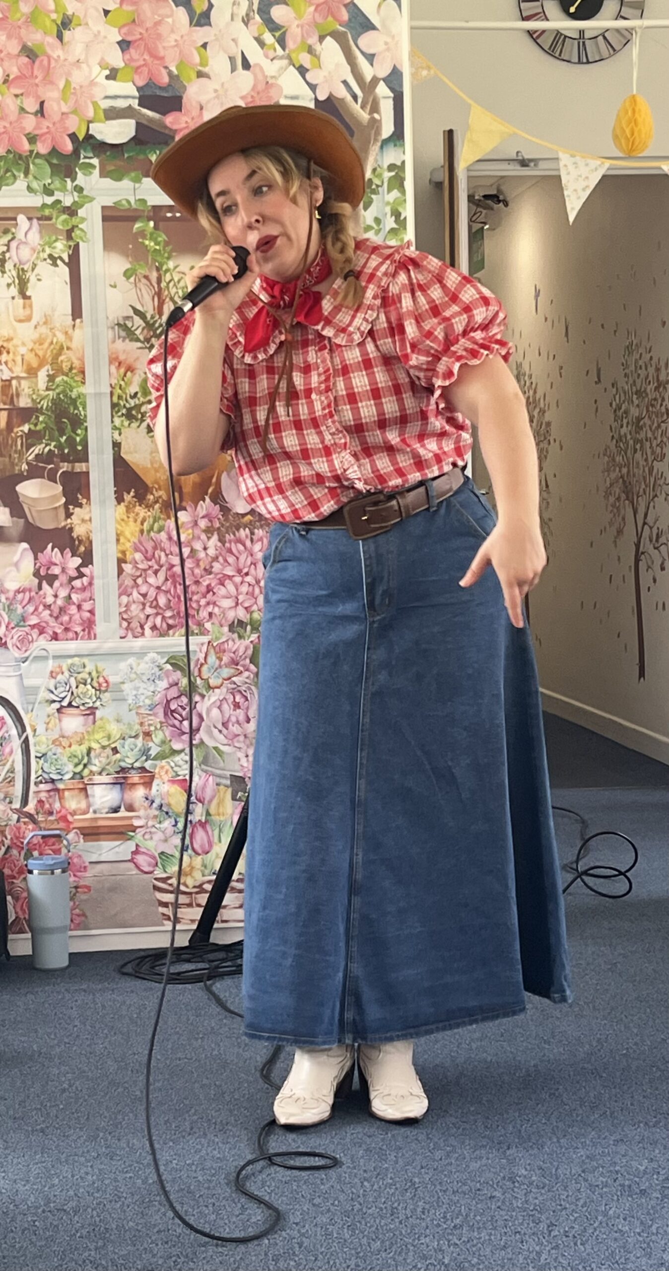 Dolly in action singing scaled
